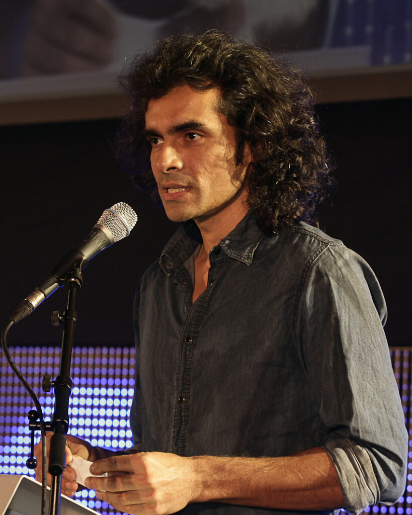 Imtiaz_Ali_at_Horasis_Global_India_Business_Meeting_2012_crop-819x1024 Imtiaz Ali's Unique Approach to Portraying Love: A Deep Dive into His Iconic Direction