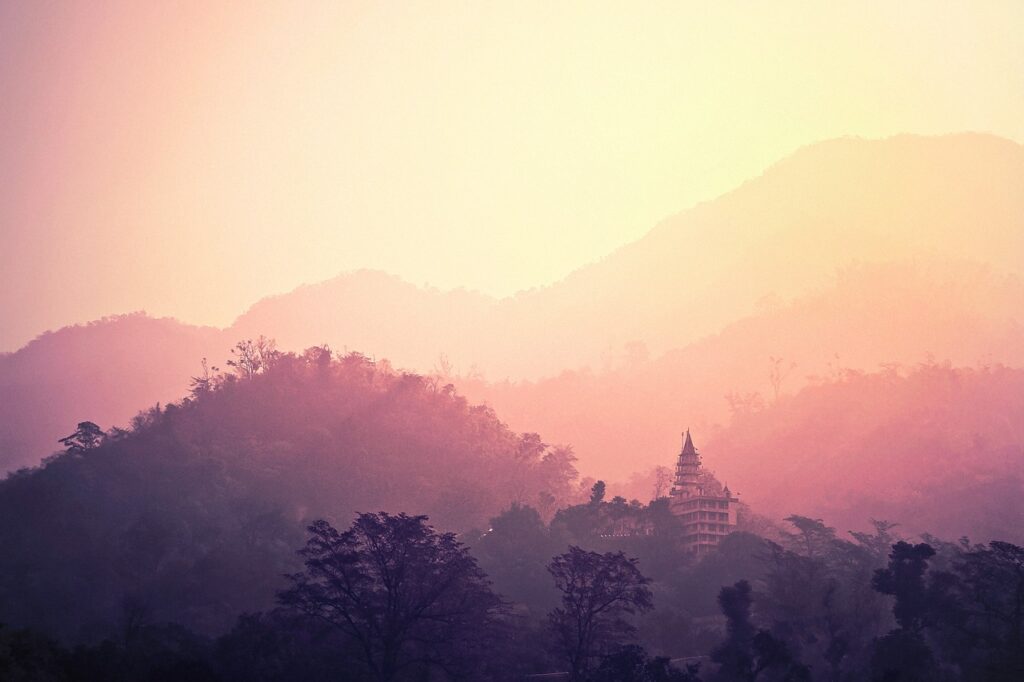 temple-1166023_1280-2-1024x682 ऋषिकेश: योग और रोमांच का संगम